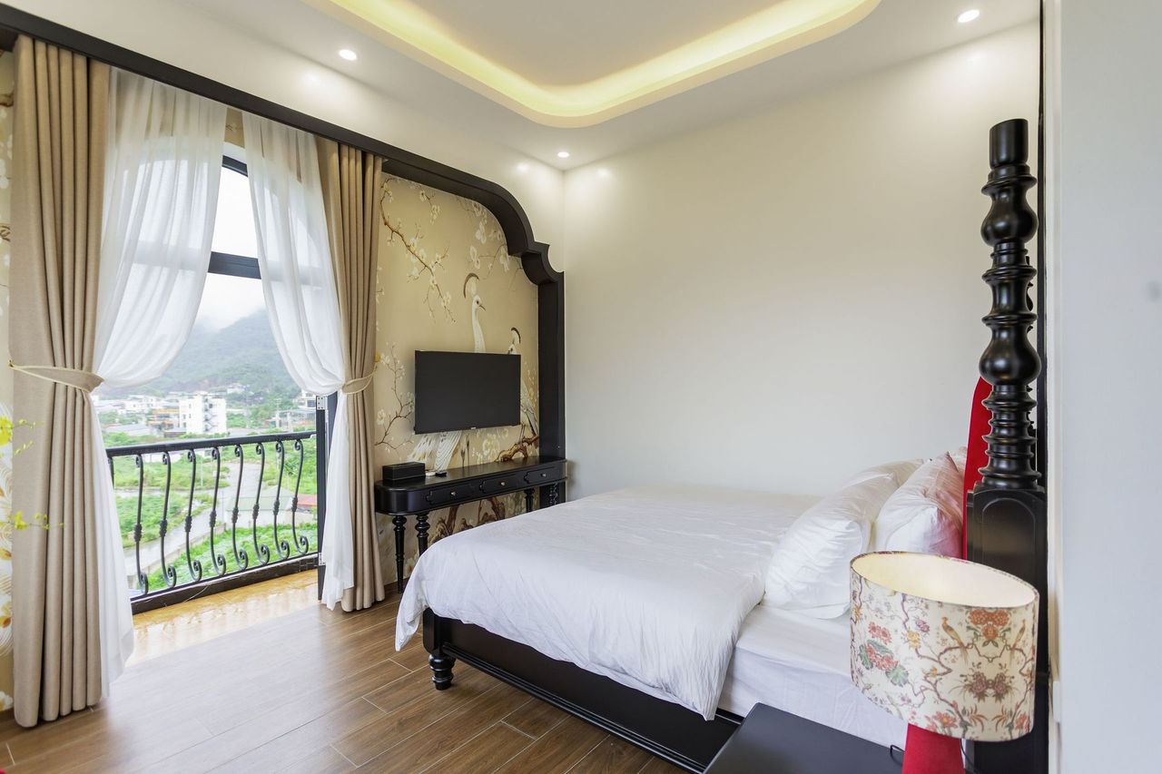 Deluxe Balcony Lake View — Rose